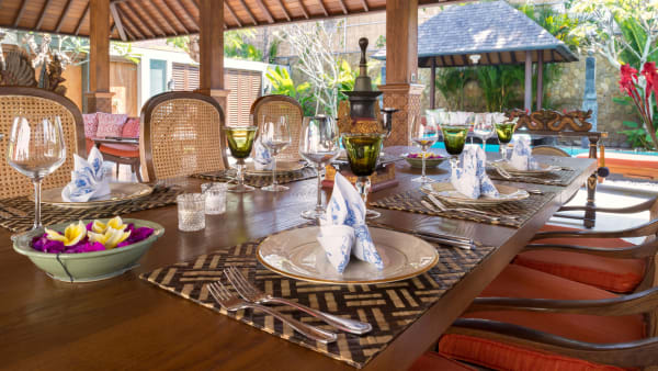 Des Indes II - Dining area by the pool